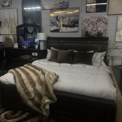 4pc King Bedroom Set (Solid Wood)