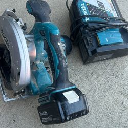 Sierra circular Makita LXT confiable. Tiene una batería de 18V, modelo BL1820B. Viene con el cargador DC18RC también. ¡Genial para proyectos!