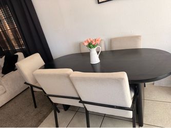 Beautiful Dinner table with 6 chairs