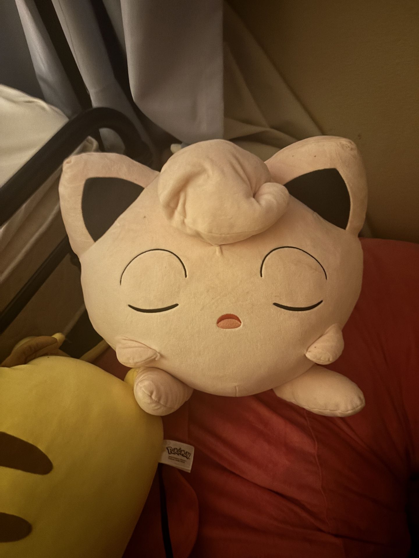 Sleeping jigglypuff plushie pokémon