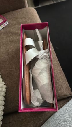 Women’s size 9 white slide
