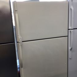 Kenmore 20 Cu Ft Top and Bottom Fridge. 1 year Warranty 