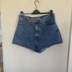 Levi’s Women’s Size 31 High Waisted Mom Blue Denim Jean Shorts