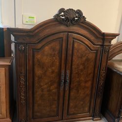 Armoire/ Dresser +Mirror 