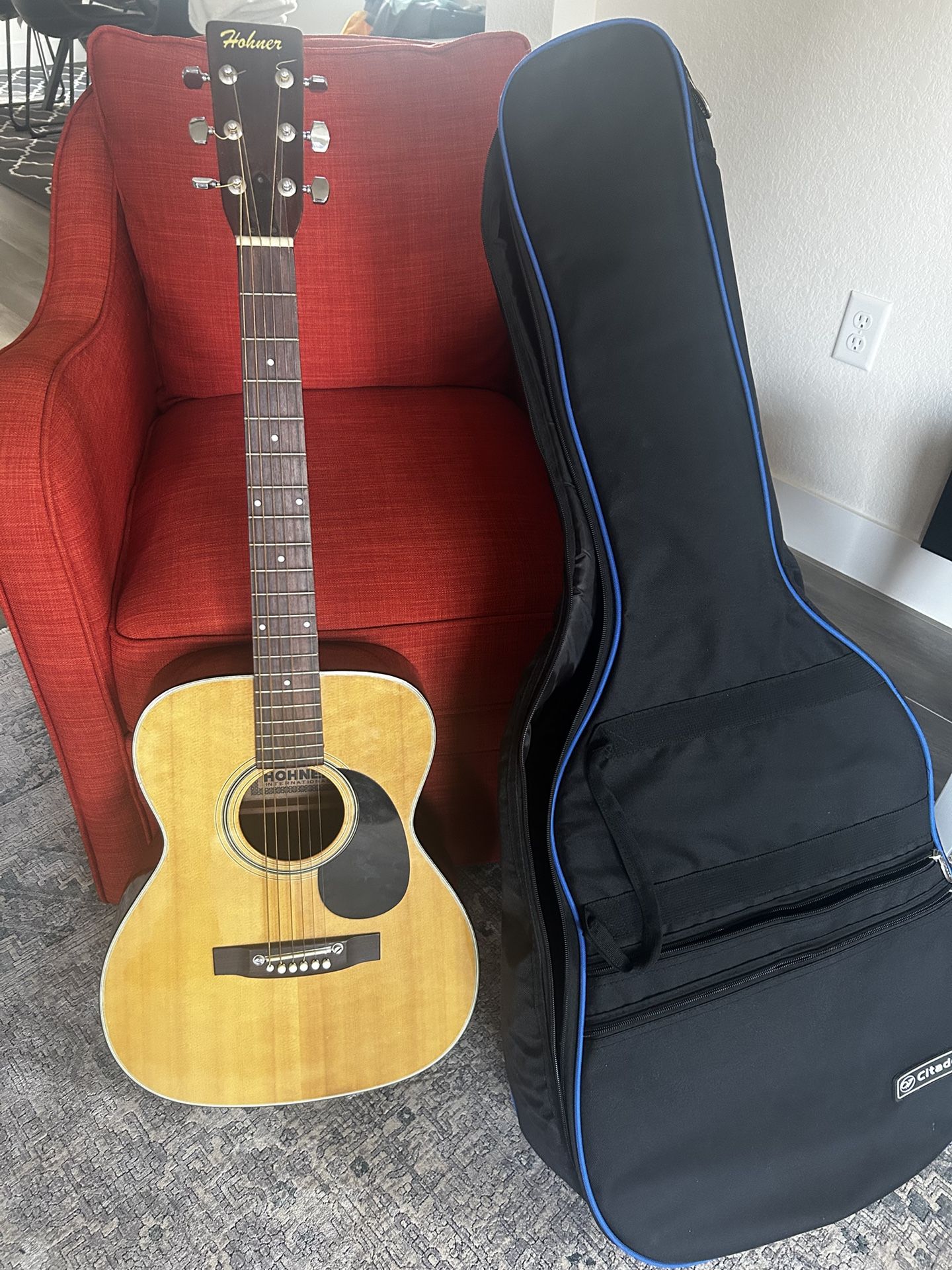 Hohner HG07 Great condition Includes case