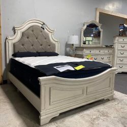 Classic Chipped White Bedrooms Sets Queen or King Beds Dressers Nightstands and Mirrors Finance and Delivery Available 