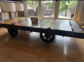 Coffe table with wheels