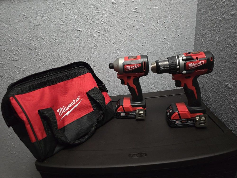 Milwaukee
M18 Lithium Brushless Cordless Compact Hammer Drill/Impact Combo Kit With Batteries And Carry Bag.