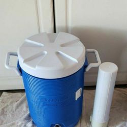 Rubbermaid 5 Gallon Sports Event Beverage Cooler W/ Spout & Cup Dispenser