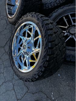 22x10.    CHROME.  6x139.  6x135.    TIRE 33x12.50R22.