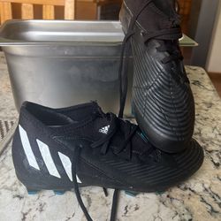 Soccer Shoes Size  5 1/2 