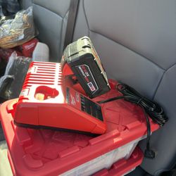 Milwaukee Charger M18 And Batterie 5.0 