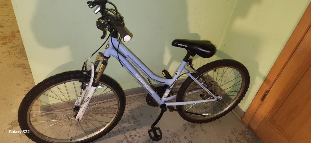 Roadmaster 24-inch Granite Peak girls' mountain bike