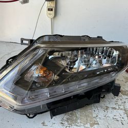 Nissan Rogue Left Headlight 