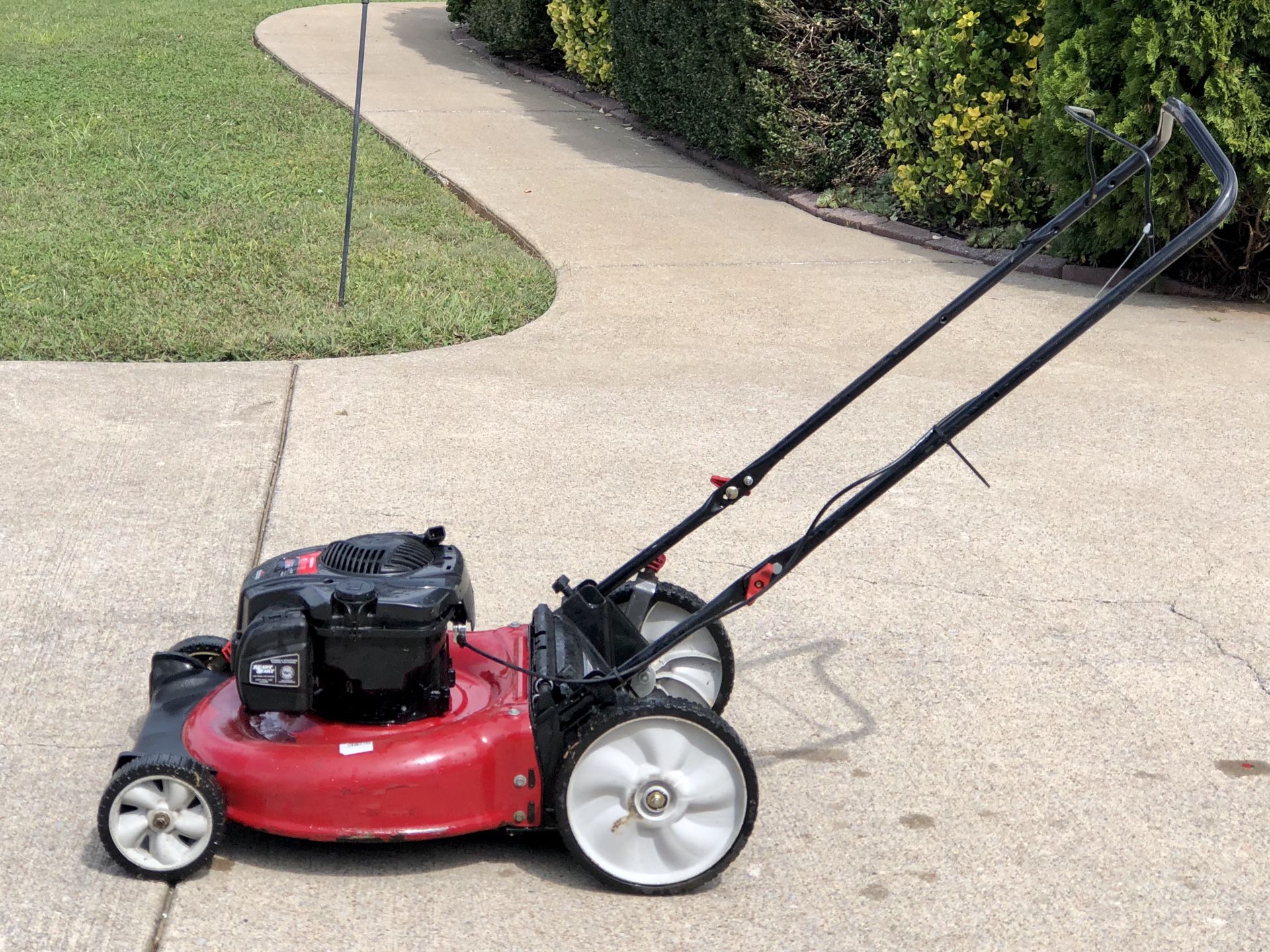Murray 21” Push Mower In excellent condition! Starts with the first pole every time. Serviced and ready to go.