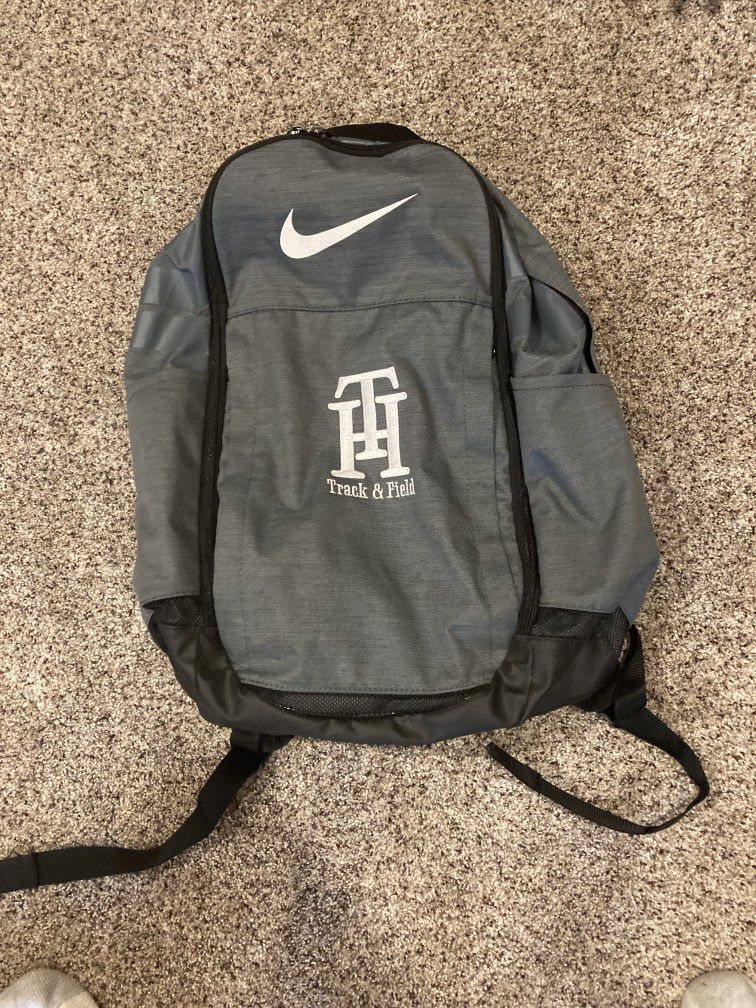Escándalo Opuesto Izar Gray Nike Backpack - Trabuco Hills Track & Field Logo for Sale in Lake  Forest, CA - OfferUp