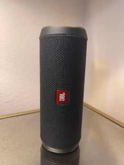 JBL Flip 4 Bluetooth Speaker – Excellent Condition + Charger