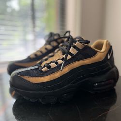 Nike Air Max 95 (Size 4Y)