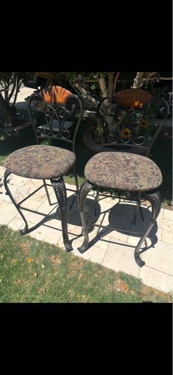 2 barstools