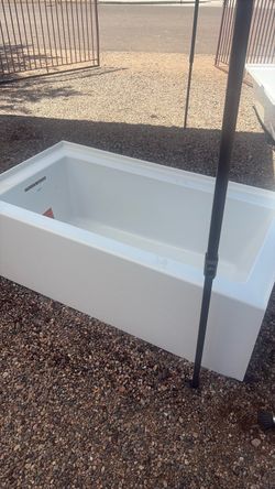 White Alcove Bathtub