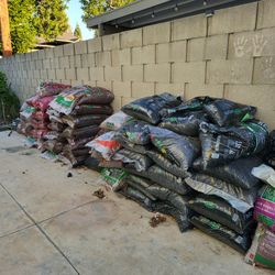 Scotts Black Mulch and Brown Mulch Bags Lot