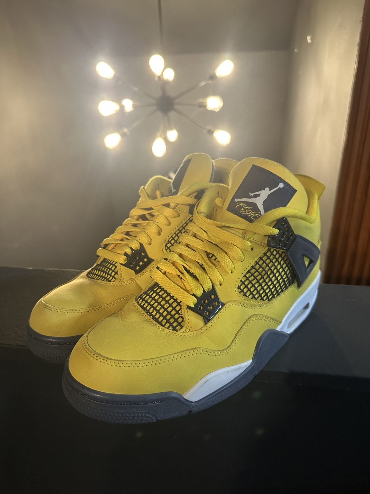 Jordan 4 lightings Size 10.5