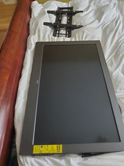 32" SEIKI TV WITH MOUNT AND HARDWARD