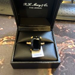 MACY’S Onyx Gold Toned ring Size 8