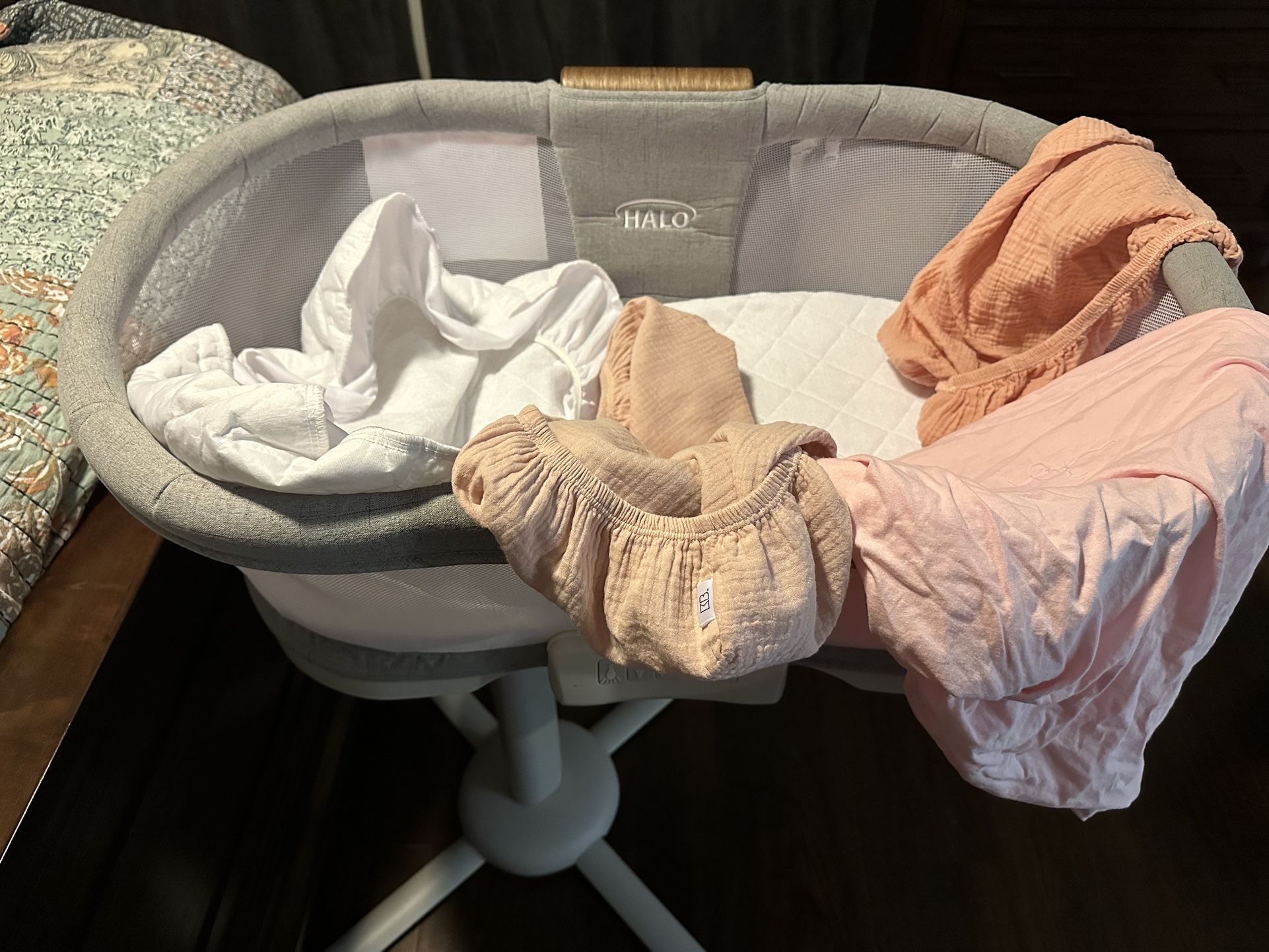 Baby Bassinet by HALO Bassinest Luxe Swivel