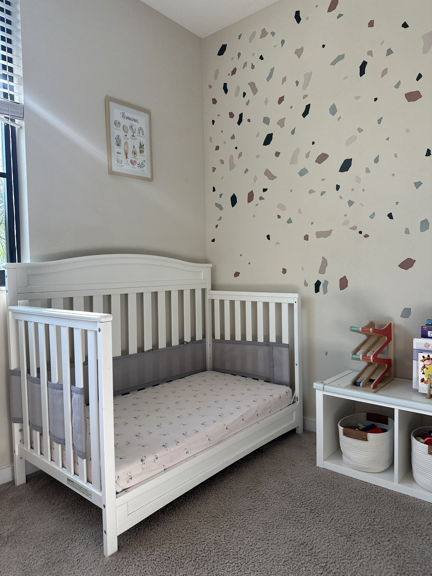 Delta Children Emery in Convertible Baby Crib Greenguard Gold