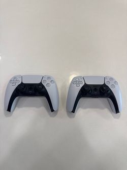 2 PS5 DualSense Controllers White