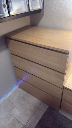 MALM 4-drawer dresser features a light oak veneer finish and a minimalist, handle-free design.