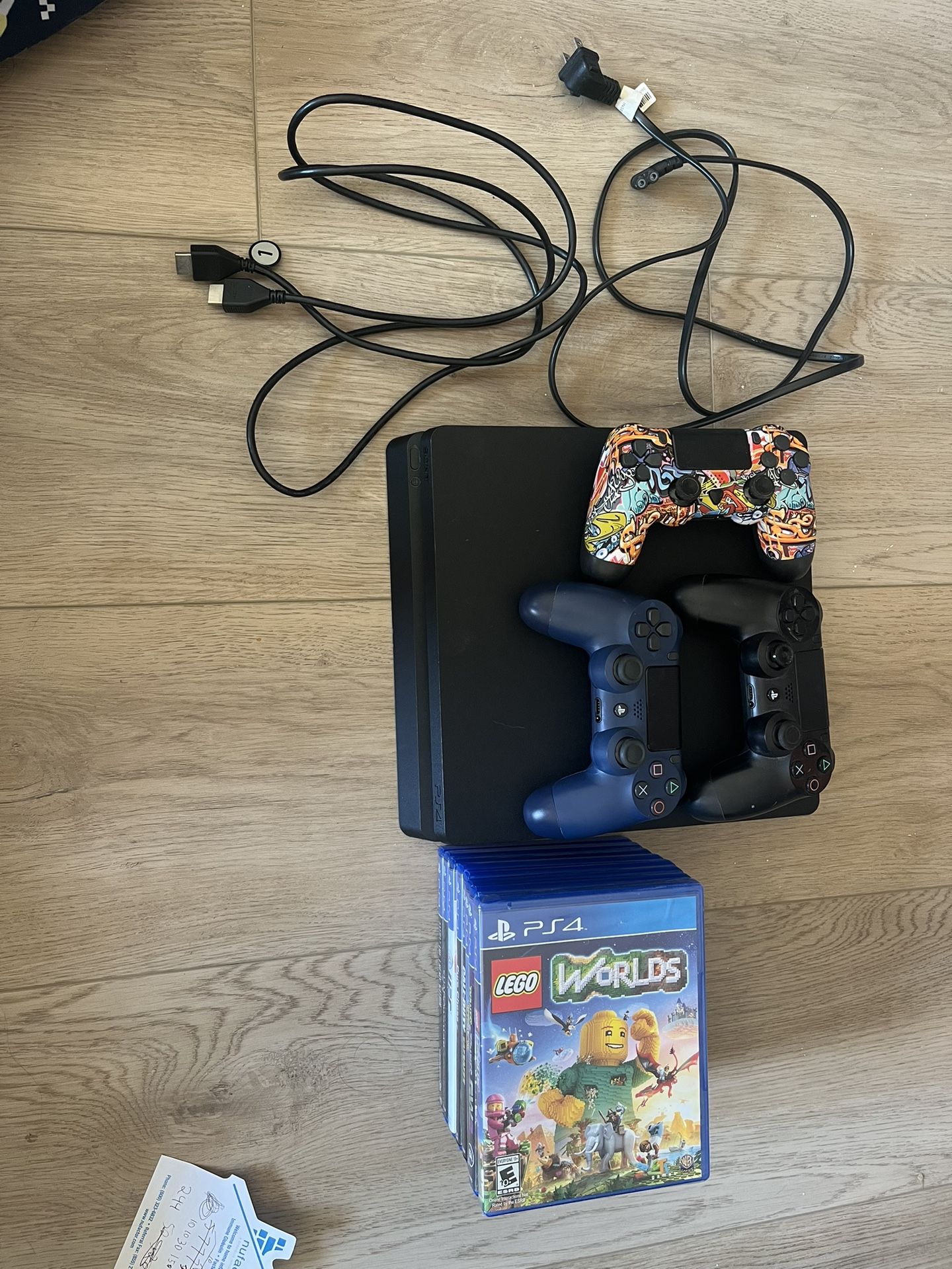 PS4-Slim 3 controllers 8 Games