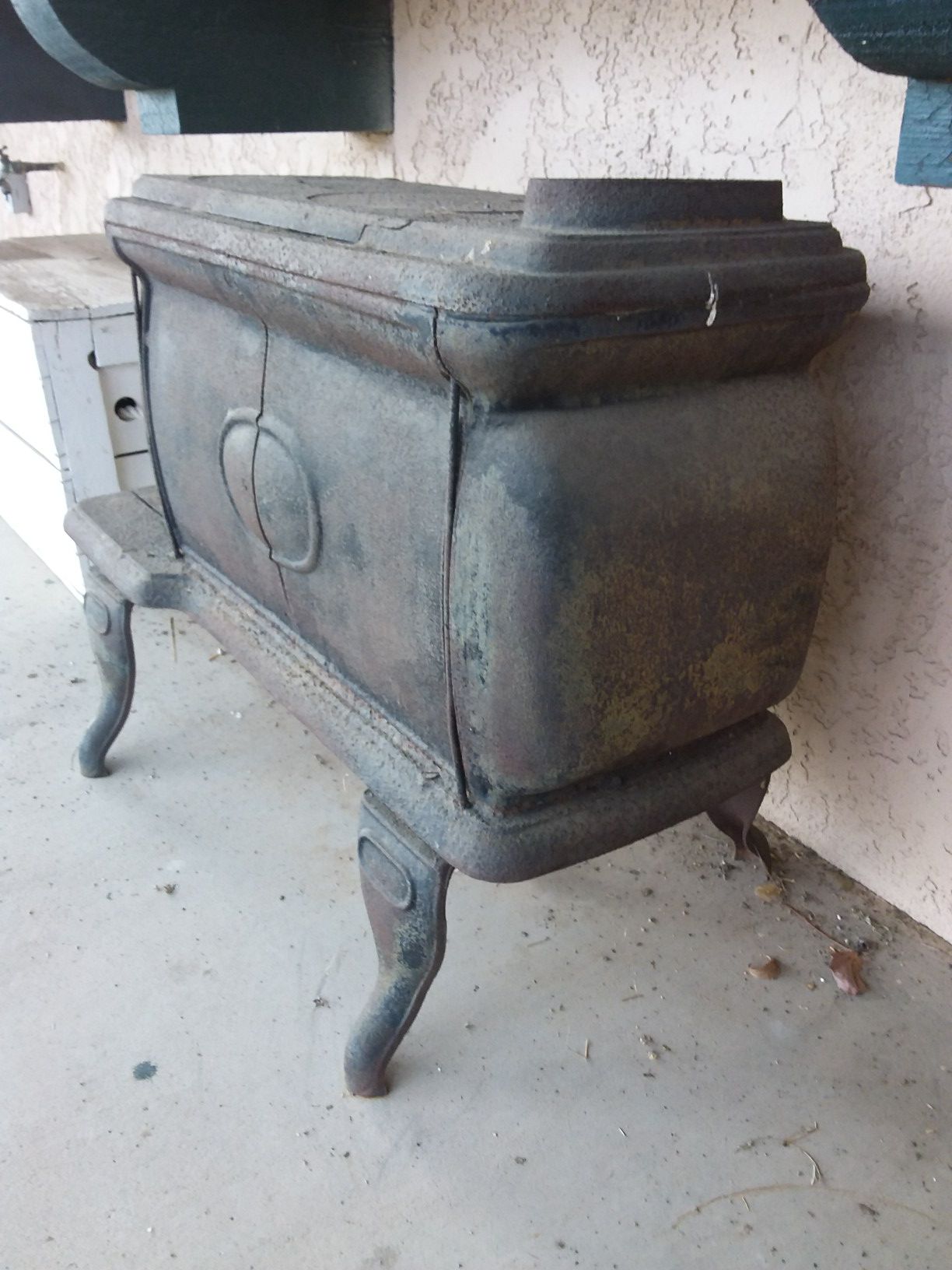 Vintage Queen Miniature Cast Iron Stove With Pots for Sale in Victorville,  CA - OfferUp