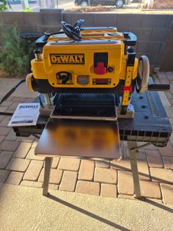 DEWALT 13IN. HEAVY DUTY PORTABLE THICKNESS PLANER NEW CONDITIONS