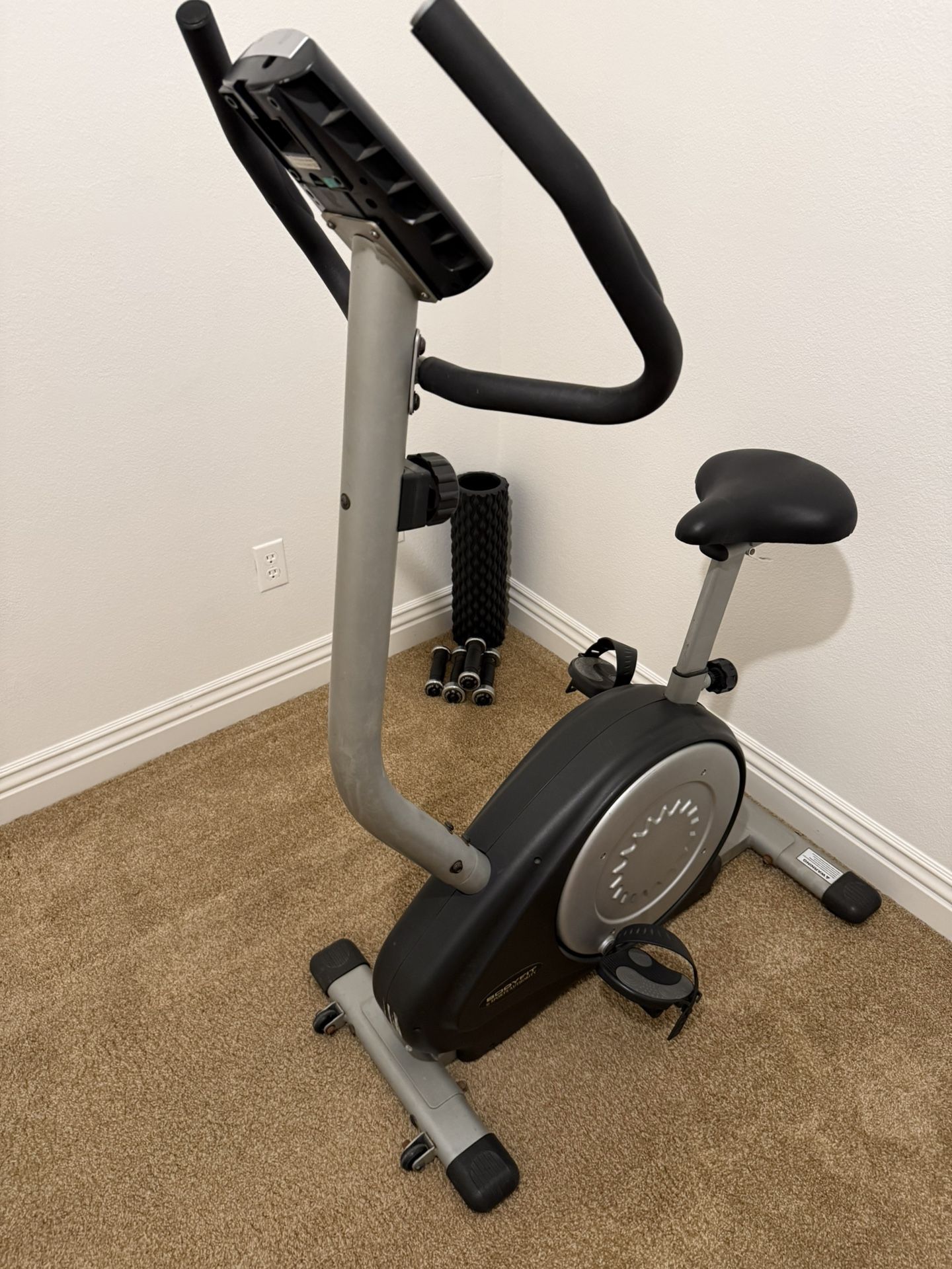 Type: Upright Exercise Bike • Brand/Model: From the label on the back, it’s HL-9500 (a common model among home exercise bikes)