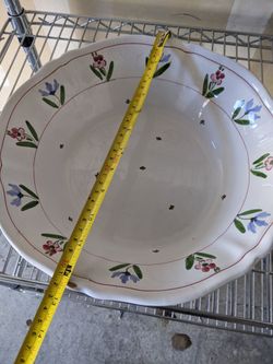 Big Serving dish.good https://offerup.com/redirect/?o=Y29uZGl0aW9uLml0 has small chip on the corner as seen in pictures.otherwise great condition.