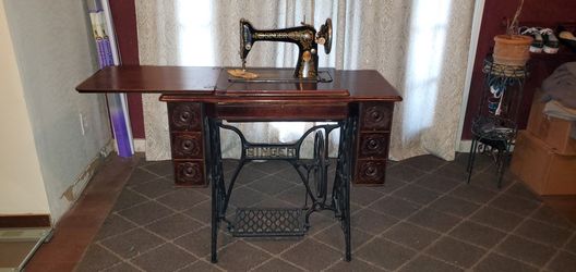 Antique 1919 Treadle 'Red Eye' Singer Sewing Machine in Nice 7 Drawer Cabinet. (Works).