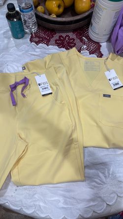 Bundle of FIGS New Catarina One-Pocket Scrub Top XS and New Zamora High Waisted Jogger Scrub Pants XXS
