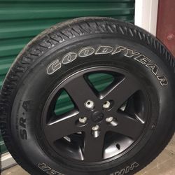 change the 5 tires of my Jeep!  its numbering is P255 / 75R17, The wheels are completely original 4 tires at 50% use plus 1 completely new!  take it a