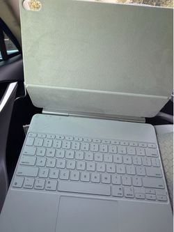 Apple ipad pro 13” wireless keyboard