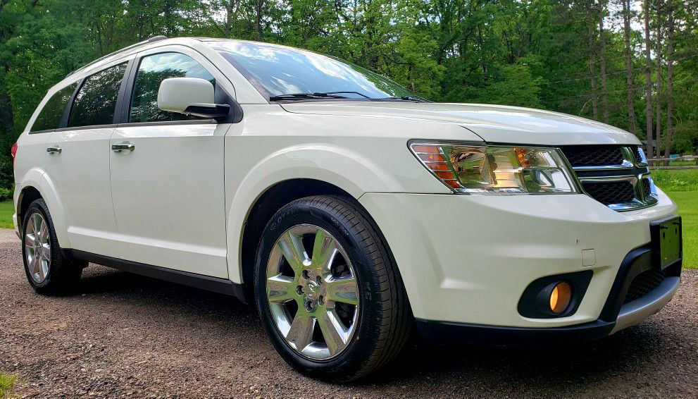 2012 Dodge Journey CREW*AWD*3rows*Leather*moon roof*Every options available*2 elderly Owned*92k Miles*Runs Amazing*