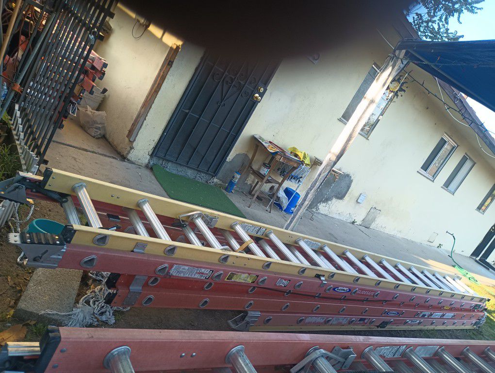 32 Ft Fiberglass Glidesafe Extension Ladder 