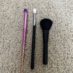 3 Makeup Brushes 