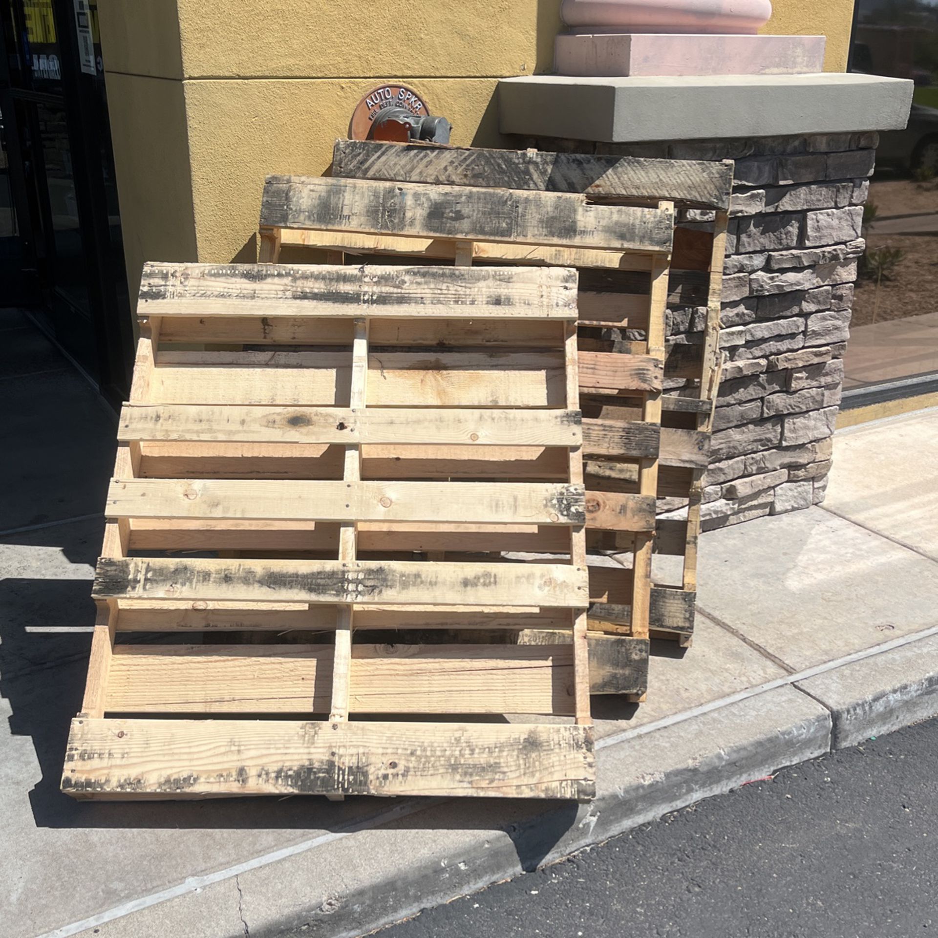free pallets need gone by today 