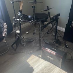 Alesis nitro mesh drumset w/ strike amp 8