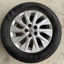► Toyota Prius Plug In 15" OEM Light Weight Alloy Wheel with old tire