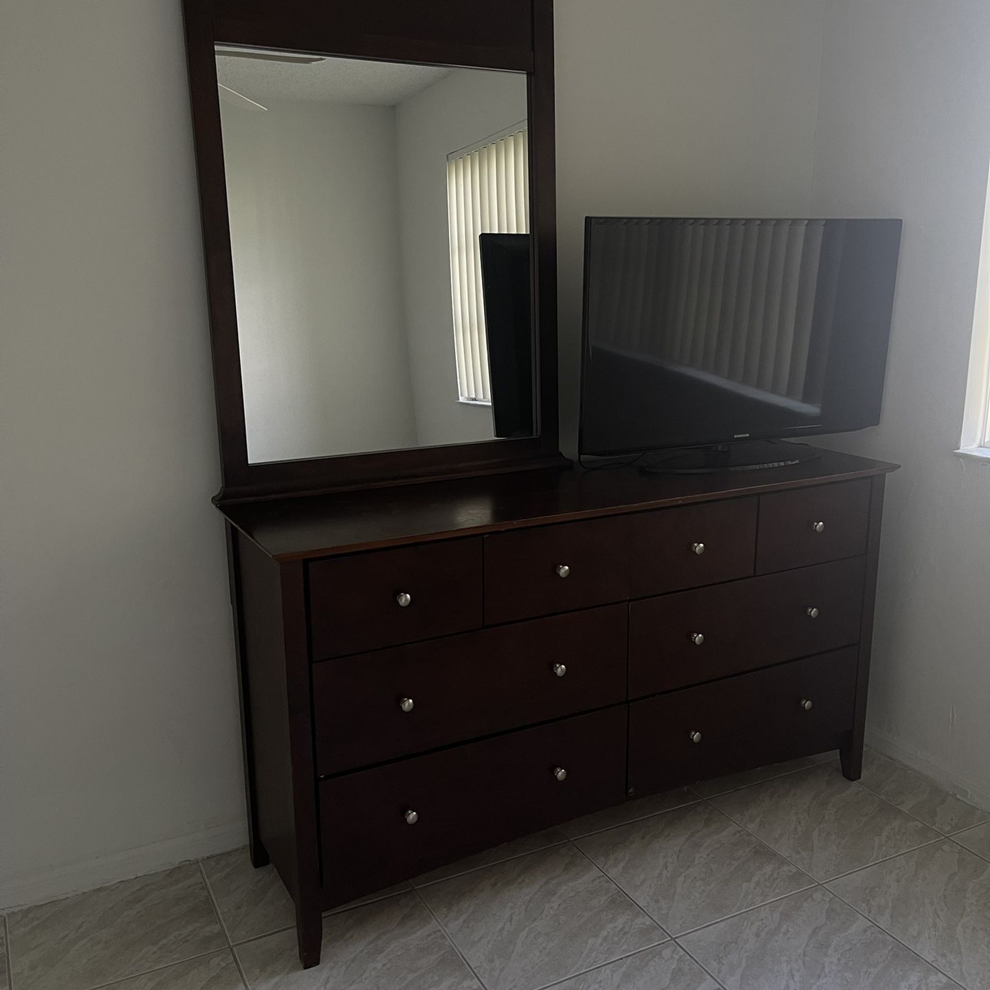 Dresser With Mirror 