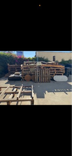 Free pallets and wood