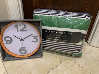 New In Pkg Twin Comforter With Matching Orange Clock $30